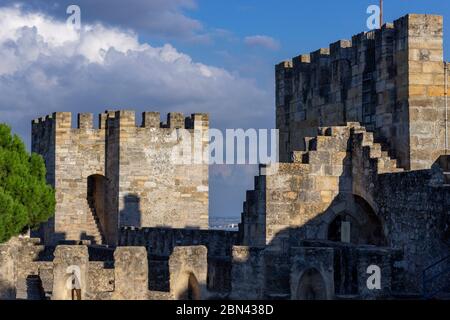 Le soleil de l'après-midi illumine les remparts du château de São Jorge, au sommet d'une colline à Lisbonne, au Portugal. Banque D'Images