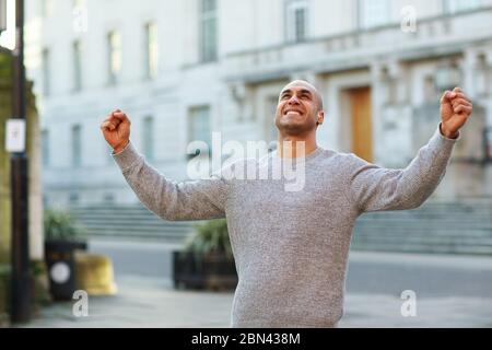 joyeux homme dans la rue en fête Banque D'Images