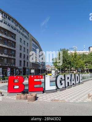 BELGRADE, SERBIE - 8 MAI 2018 : le signe de Belgrade sur la place Nikola Pasic. D'autres bâtiments et une surface d'eau et des personnes peuvent être vus. Banque D'Images