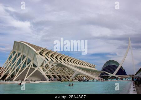 Le Museo de las Ciencias Príncipe Felipe, conçu par Santiago Calatrava, avec le Pont Assut de l'Or en arrière-plan, à Valence, Espagne Banque D'Images