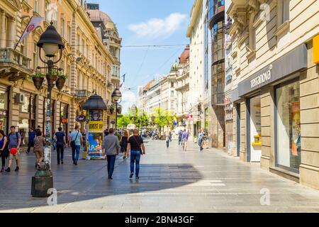 BELGRADE, SERBIE - 8 MAI 2018 : rues hautes de Belgrade. L'extérieur des bâtiments, des magasins et des gens peut être vu. Banque D'Images