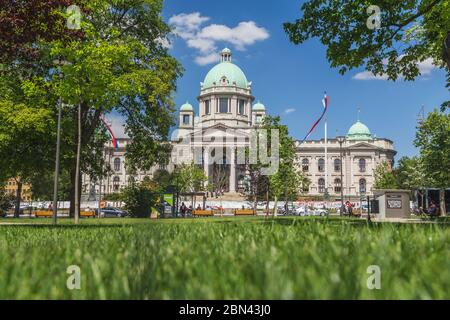 BELGRADE, SERBIE - 8 MAI 2018 : l'extérieur de l'avant du bâtiment de l'Assemblée nationale dans le centre de Belgrade pendant la journée. Les gens peuvent également voir Banque D'Images