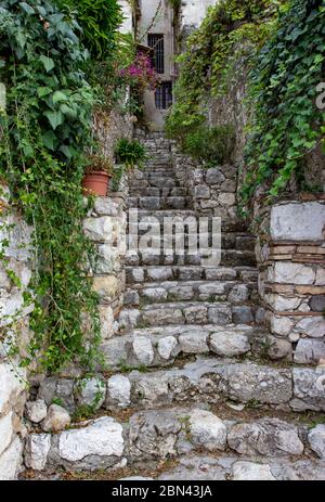 Un étroit escalier en pierre s'élève vers une maison de la ville de Saint-Paul-de-Vence, en France Banque D'Images