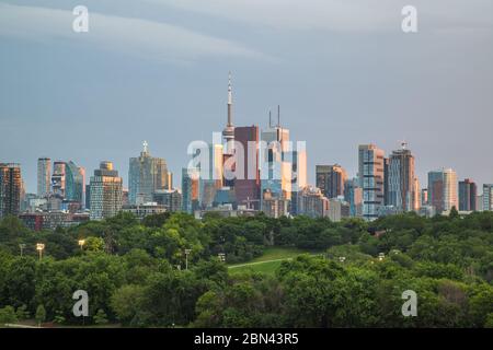 Vue sur les gratte-ciel du centre-ville de Toronto pendant le coucher du soleil. Vous y montrez des gratte-ciel, des immeubles de bureaux et des condos. Banque D'Images