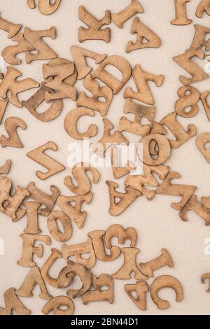 gros plan d'alphabets en bois sculpté comme arrière-plan Banque D'Images