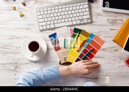 Concepteur Web choisissant des couleurs à partir de nuances Banque D'Images