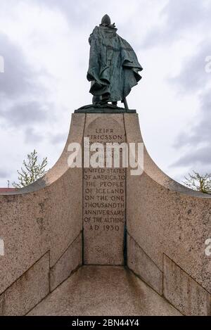 L'arrière de la statue de Leif Erikson à Reykjavik, en Islande, avec l'inscription qu'il était un cadeau des États-Unis Banque D'Images