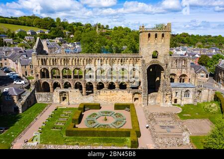 Vue aérienne de l'abbaye de Jedburgh fermée pendant le confinement de Covid-19 aux frontières écossaises, en Écosse, au Royaume-Uni Banque D'Images