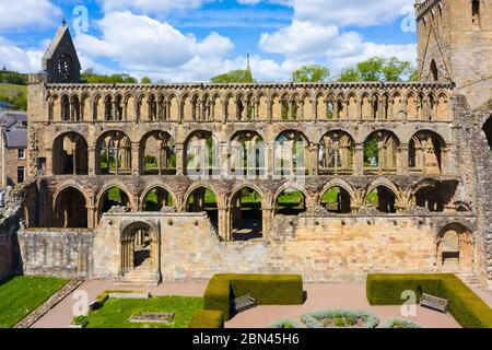 Vue aérienne de l'abbaye de Jedburgh fermée pendant le confinement de Covid-19 aux frontières écossaises, en Écosse, au Royaume-Uni Banque D'Images