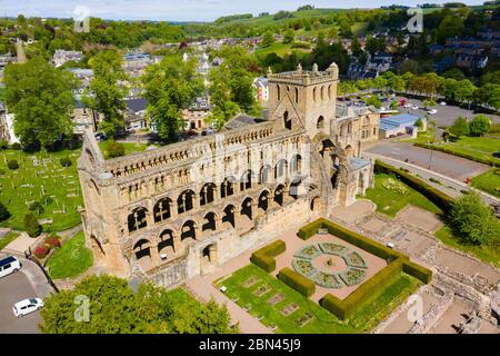 Vue aérienne de l'abbaye de Jedburgh fermée pendant le confinement de Covid-19 aux frontières écossaises, en Écosse, au Royaume-Uni Banque D'Images