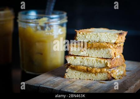 Beurre d'arachide et confiture de banane sur du pain sans gluten Banque D'Images