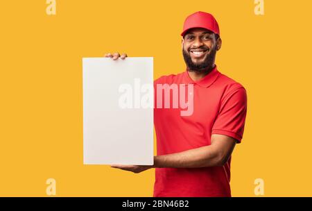 African American Courier Man tenant blanc Board, fond jaune Banque D'Images