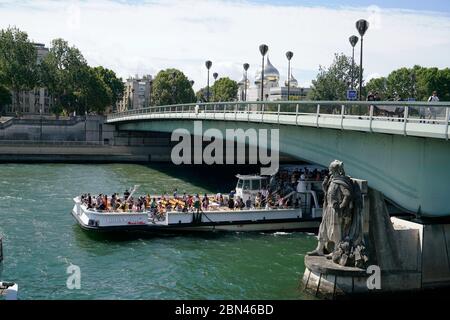 Pont de l'Alma avec la statue de Zouave l'inondation informelle Marqueur de la Seine et d'un bateau d'excursion passant sous.Paris.France Banque D'Images