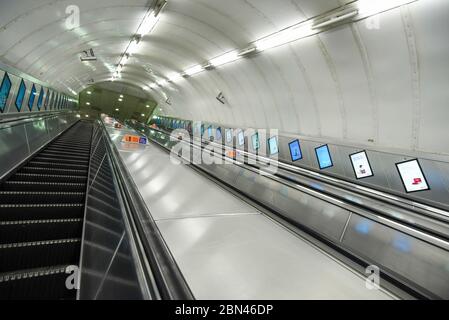 Londres, Royaume-Uni. 12 mai 2020. Vider les escaliers mécaniques de la station de métro Bond Street pendant le temps de pointe du métro de Londres. Certaines restrictions imposées pendant le confinement de la pandémie du coronavirus étant assouplies, le gouvernement britannique encourage les gens à retourner au travail et, s'ils doivent prendre les transports en commun, à se déplacer en dehors des heures de pointe, à porter un masque et à pratiquer la distanciation sociale lorsqu'ils le font. Credit: Stephen Chung / Alay Live News Banque D'Images