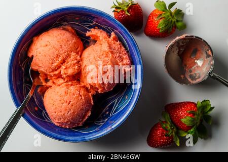 Glace à la fraise maison Banque D'Images