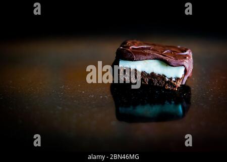 Barres de menthe poivrée au chocolat sur du sablé au chocolat Banque D'Images