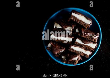 Barres de menthe poivrée au chocolat sur du sablé au chocolat Banque D'Images