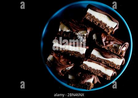 Barres de menthe poivrée au chocolat sur du sablé au chocolat Banque D'Images