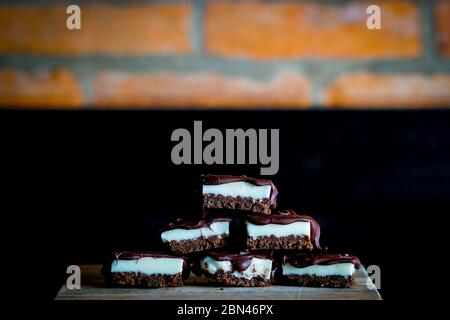 Barres de menthe poivrée au chocolat sur du sablé au chocolat Banque D'Images