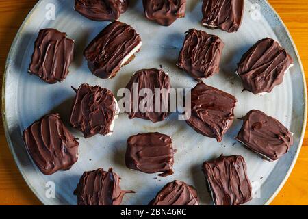 Barres de menthe poivrée au chocolat sur du sablé au chocolat Banque D'Images