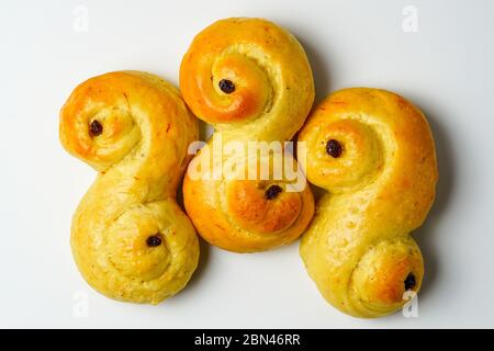 Petits pains au safran suédois faits maison sur une surface blanche Banque D'Images