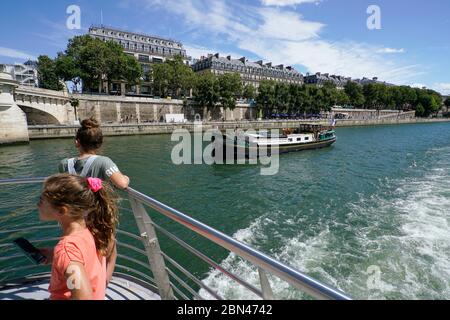 Touristes sur les Bateaux-mouches Seine croisière en bateau sur la Seine.Paris.France Banque D'Images