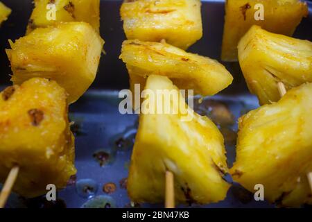 brochettes d'ananas aux épices prêtes pour le gril Banque D'Images