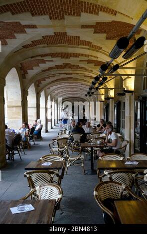 Café avec clients à la place des Vosges.Paris.France Banque D'Images