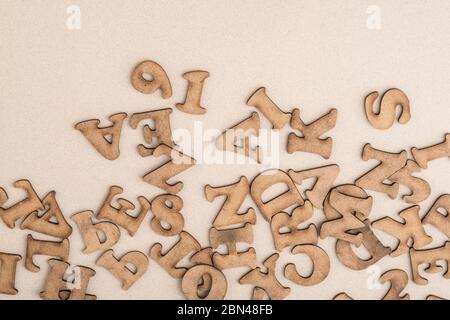 gros plan des alphabets en bois sculpté comme arrière-plan avec espace de copie Banque D'Images