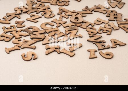 gros plan des alphabets en bois sculpté comme arrière-plan avec espace de copie Banque D'Images