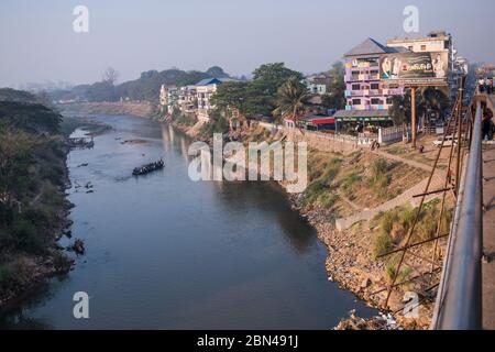 Vue sur un bateau plein de personnes traversant la frontière entre la Thaïlande et la Birmanie, Moei River. Banque D'Images