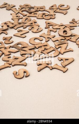 gros plan des alphabets en bois sculpté comme arrière-plan avec espace de copie Banque D'Images