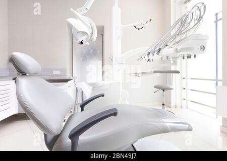 Chaise de dentiste et autres accessoires médicaux dans la chambre Banque D'Images