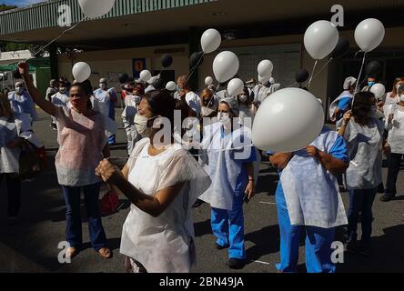 Sao Paulo, Brésil. 12 mai 2020. 12 mai 2020 : environ 50 professionnels de la santé essentiels ont arrêté leurs activités pour protester avec des ballons devant l'hôpital universitaire de Sao Paulo. Les manifestants, en plus de tenir des ballons noirs et blancs, portaient des gilets avec des croix noires et marchaient autour de l'hôpital. Crédit: Dario Oliveira/ZUMA Wire/Alay Live News Banque D'Images