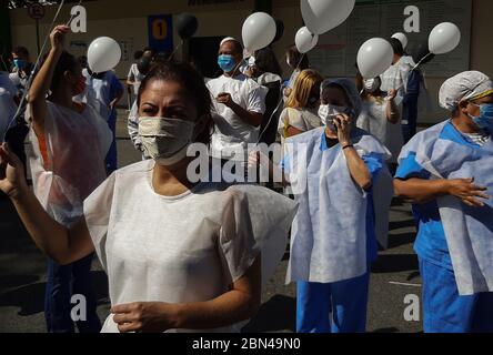 Sao Paulo, Brésil. 12 mai 2020. 12 mai 2020 : environ 50 professionnels de la santé essentiels ont arrêté leurs activités pour protester avec des ballons devant l'hôpital universitaire de Sao Paulo. Les manifestants, en plus de tenir des ballons noirs et blancs, portaient des gilets avec des croix noires et marchaient autour de l'hôpital. Crédit: Dario Oliveira/ZUMA Wire/Alay Live News Banque D'Images