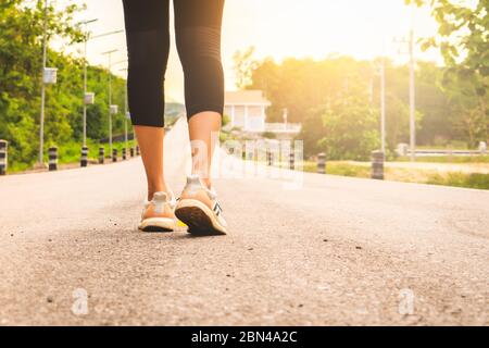 Jambes de coureur sport pour femme prêtes pour courir sur les sentiers forestiers Banque D'Images