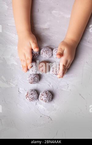 Boules d'énergie super-fruits avec noix de coco et truffes, verticales Banque D'Images