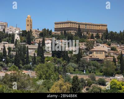 Jérusalem, Israël - 5 mai 2020 : l'hôtel King David, le clocher du YMCA et le moulin à vent de Montefiore sont dans cette photo de Jérusalem Banque D'Images