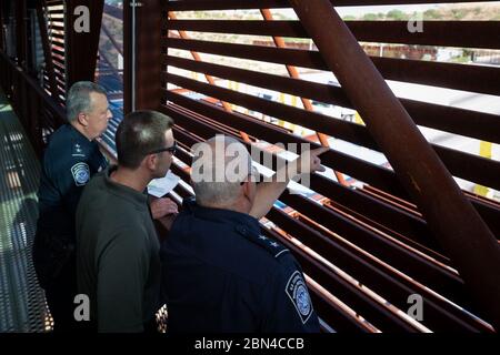 Le MPO par intérim, Guadalupe Ramirez, fait une visite du port de Nogales avec le commissaire du CBP, Kevin McAleenan, et le directeur du port par intérim, Michael Humphries. Banque D'Images