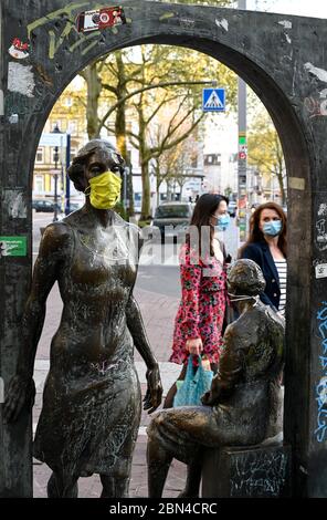 ALLEMAGNE, Hambourg, Ottensen, Corona virus, COVID-19 , Ottenser Torbogen, deux femmes sculpture de l'artiste Doris Waschk-Balz , quelqu'un a mis un masque de protection pour les protéger de Covid-19 Banque D'Images