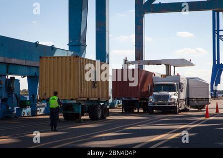 CBP effectue des inspections NII ou non intrusives sur les conteneurs portuaires du port de Philadelphie. Banque D'Images