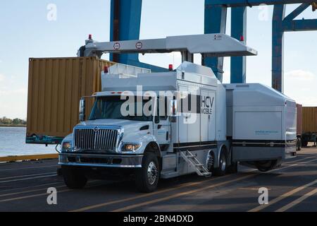 CBP effectue des inspections NII ou non intrusives sur les conteneurs portuaires du port de Philadelphie. Banque D'Images