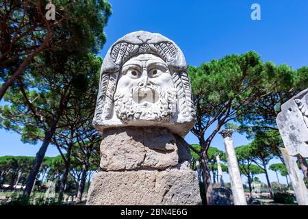 Masque de théâtre, partie de la décoration architecturale du théâtre, Teatro di Ostia, amphithéâtre romain, Ostia Antica, Ostia, Italie Banque D'Images