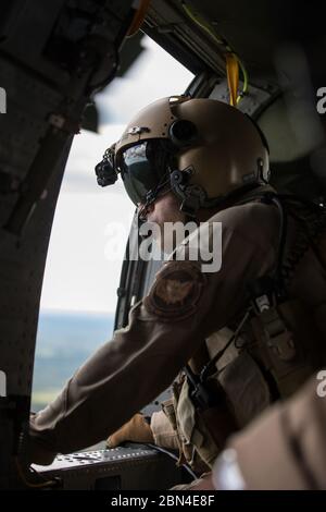 Un équipage du Black Hawk des opérations aériennes et maritimes des États-Unis se prépare à une évaluation des dommages en Caroline du Sud après que l'ouragan Florence a frappé le 18 septembre 2018. Banque D'Images