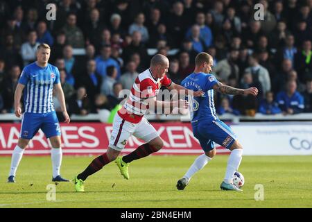 HARTLEPOOL, ANGLETERRE - Lewis Alessandra de Hartlepool United et Luke McCullough de Doncaster Rovers lors du MATCH SKY Bet League 2 entre Hartlepool United et Doncaster Rovers à Victoria Park, Hartlepool le samedi 6 mai 2017 (Credit: Mark Fletcher | MI News) Banque D'Images