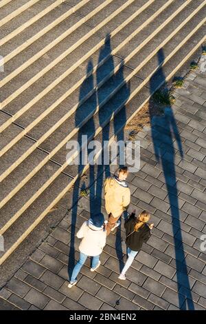 Vienne, Vienne: Famille, 1 fille, escalier, ombre longue, en 22. Donaustadt, Wien, Autriche Banque D'Images