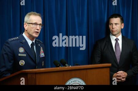 Le commissaire américain aux douanes et à la protection des frontières Kevin McAleenan (historique) et commandant du Commandement du Nord des États-Unis et du Commandement de la défense aérospatiale de l'Amérique du Nord Terrence John O'Shhaughnessy (premier plan) ont organisé une conférence de presse conjointe au quartier général du CBP à Washington, D.C., le 29 octobre 2018. CBP Banque D'Images