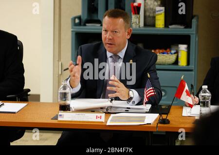 Robert E. Perez, sous-commissaire intérimaire pour les douanes et la protection des frontières des États-Unis (CBP).s'adresse aux principaux membres de la réunion mixte de la haute direction du CBP-ASFC; le président de l'ASFC, John Ossowski, et le vice-président de l'ASFC, Jacques Cloutier, étaient également présents. La rencontre a eu lieu à US Custom House, au 200 Chestnut Street, le 30 octobre 2018. Photo de la protection des douanes et des frontières des États-Unis. Banque D'Images