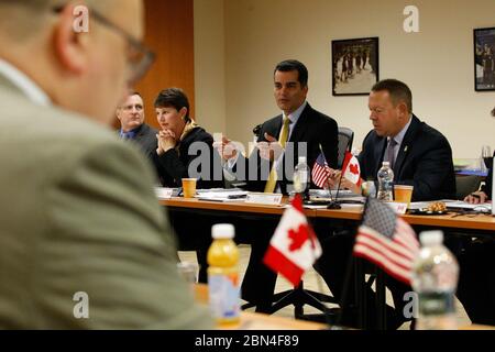 Robert E. Perez, sous-commissaire intérimaire pour les douanes et la protection des frontières des États-Unis (CBP).s'adresse aux principaux membres de la réunion mixte de la haute direction du CBP-ASFC; le président de l'ASFC, John Ossowski, et le vice-président de l'ASFC, Jacques Cloutier, étaient également présents. La rencontre a eu lieu à US Custom House, au 200 Chestnut Street, le 30 octobre 2018. Photo de la protection des douanes et des frontières des États-Unis. Banque D'Images