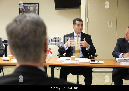 Robert E. Perez, sous-commissaire intérimaire pour les douanes et la protection des frontières des États-Unis (CBP).s'adresse aux principaux membres de la réunion mixte de la haute direction du CBP-ASFC; le président de l'ASFC, John Ossowski, et le vice-président de l'ASFC, Jacques Cloutier, étaient également présents. La rencontre a eu lieu à US Custom House, au 200 Chestnut Street, le 30 octobre 2018. Photo de la protection des douanes et des frontières des États-Unis. Banque D'Images